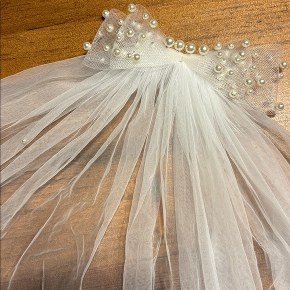 Wedding Veil with Pearl Bow - Picture 2 of 7